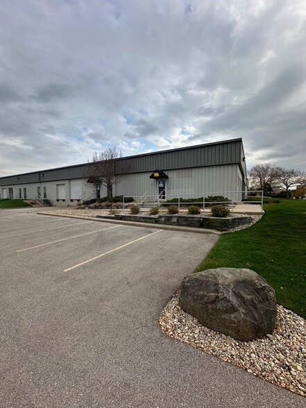 2211-2219 Eagle Dr, Middleton, WI for lease - Building Photo - Image 3 of 9