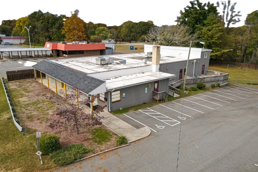 5016 Old Walkertown Rd, Winston-Salem, NC à vendre - Photo du bâtiment - Image 2 de 16