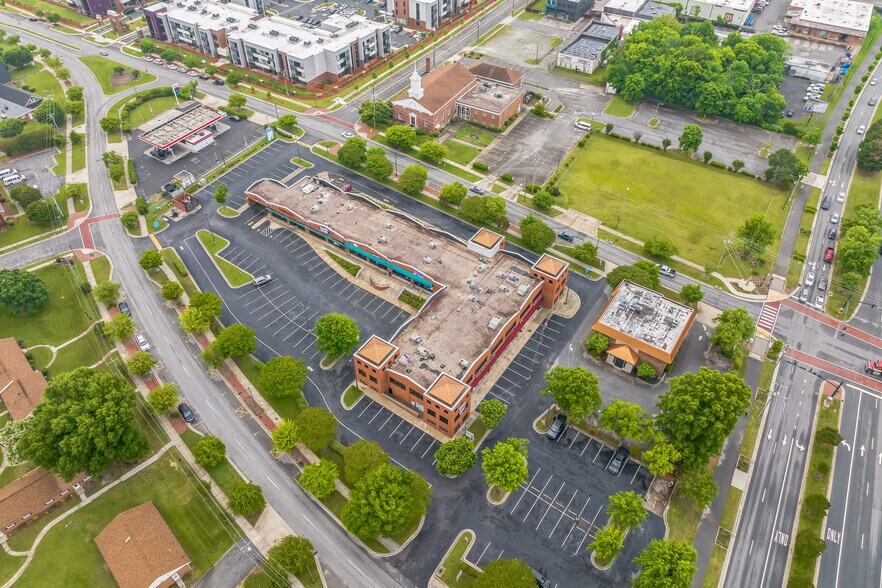 709 E Market St, Greensboro, NC à louer - Photo du bâtiment - Image 3 de 8