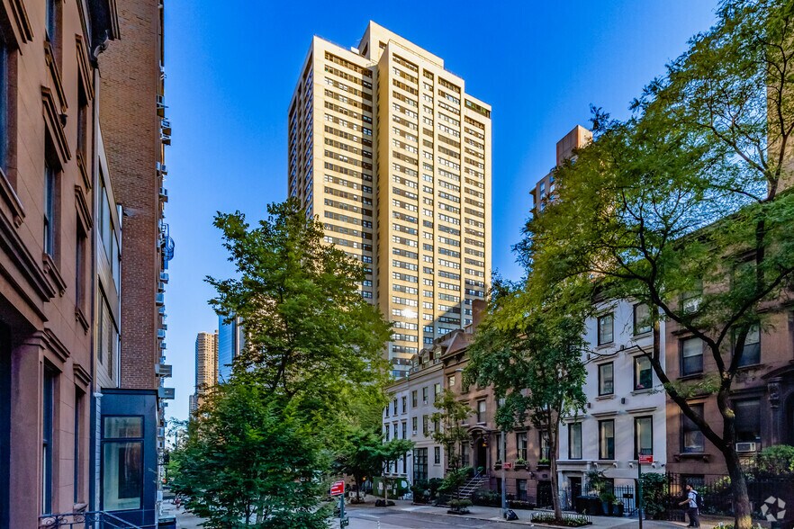 560-576 Third Ave, New York, NY à louer - Photo du bâtiment - Image 3 de 8