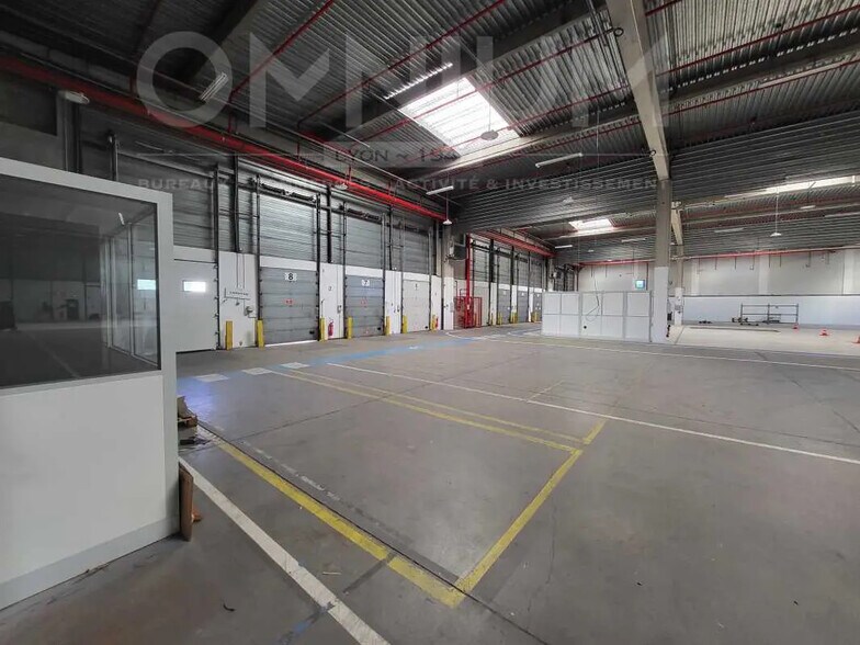 Bureau dans Vénissieux à louer - Photo du bâtiment - Image 3 de 12