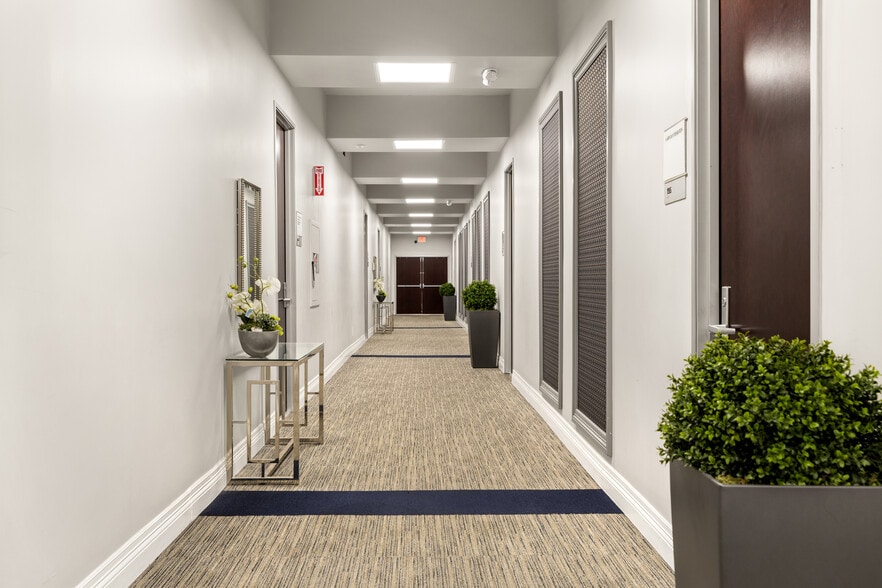 20501 Ventura Blvd, Woodland Hills, CA for lease - Building Photo - Image 3 of 25