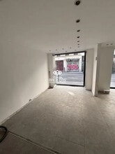 Retail in Paris for lease Interior Photo- Image 2 of 3