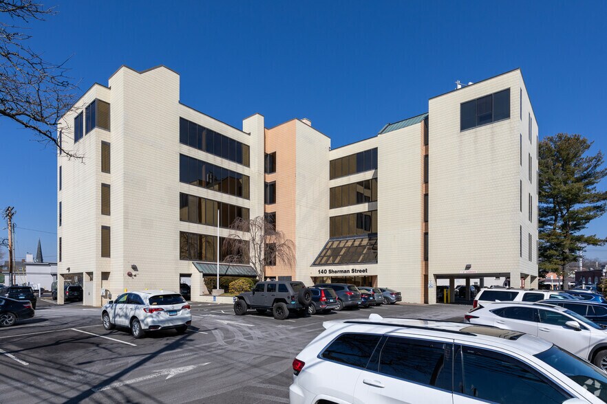 140 Sherman St, Fairfield, CT à louer - Photo du bâtiment - Image 3 de 6