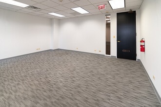 1701 E Woodfield Rd, Schaumburg, IL à louer Photo intérieure- Image 2 de 4