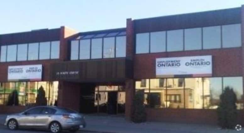 111 Simcoe St N, Oshawa, ON à louer Photo du bâtiment- Image 1 de 1