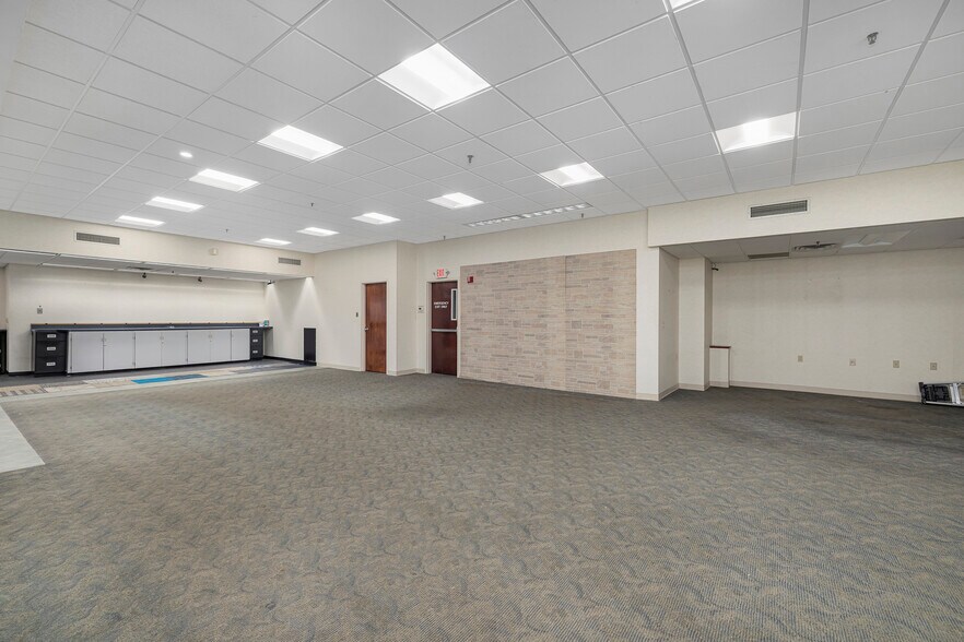 999 S Broadway, East Providence, RI for lease - Interior Photo - Image 3 of 31