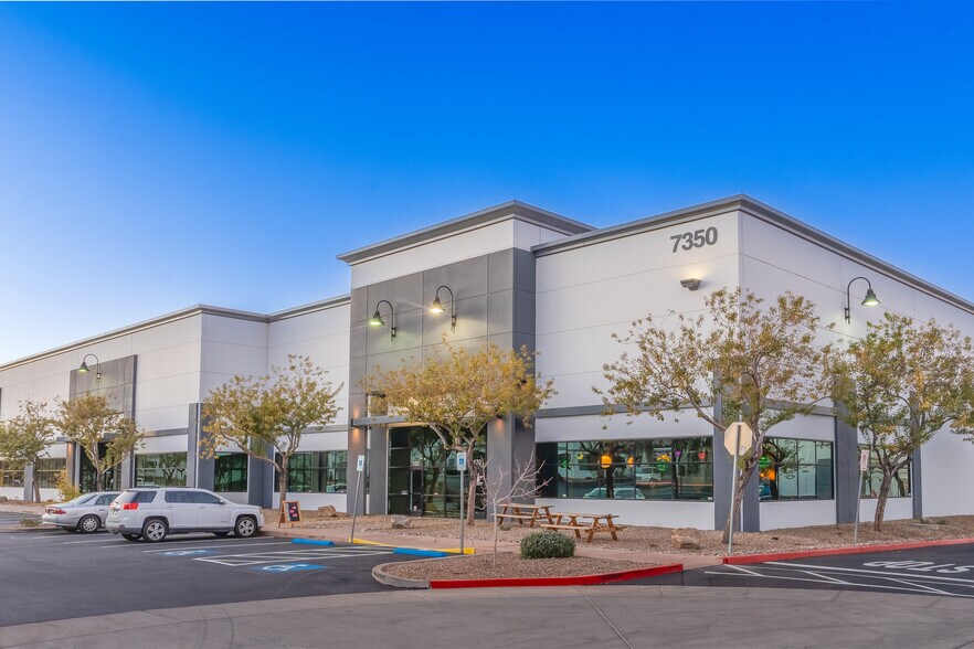 7330-7390 Eastgate Rd, Henderson, NV à louer - Photo du bâtiment - Image 3 de 10