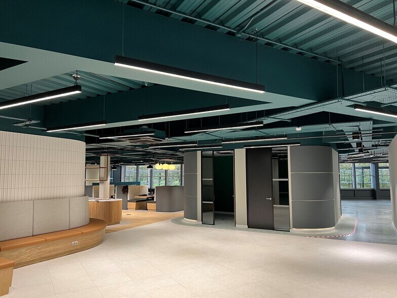 2 The Square, Uxbridge à vendre - Photo intérieure - Image 3 de 6