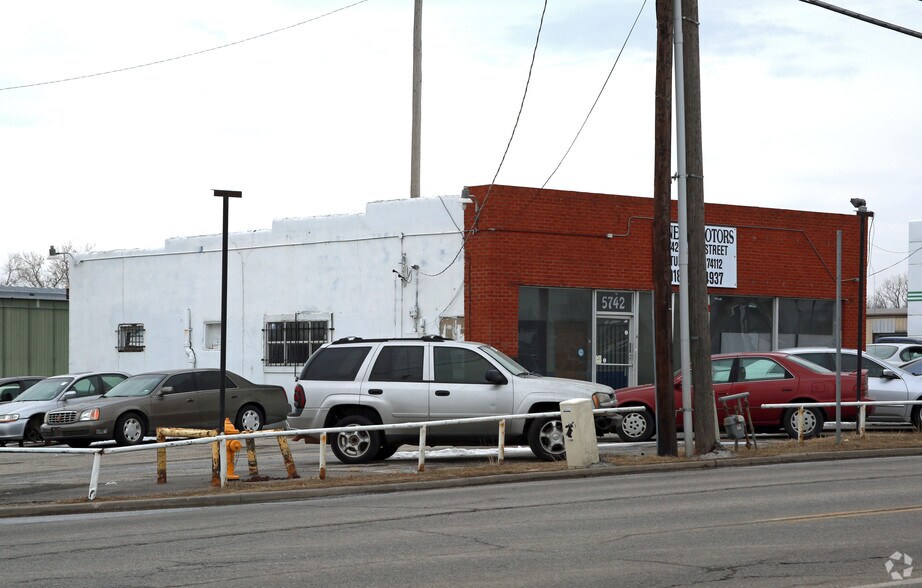 5742 E 11th St, Tulsa, OK for lease - Building Photo - Image 2 of 24