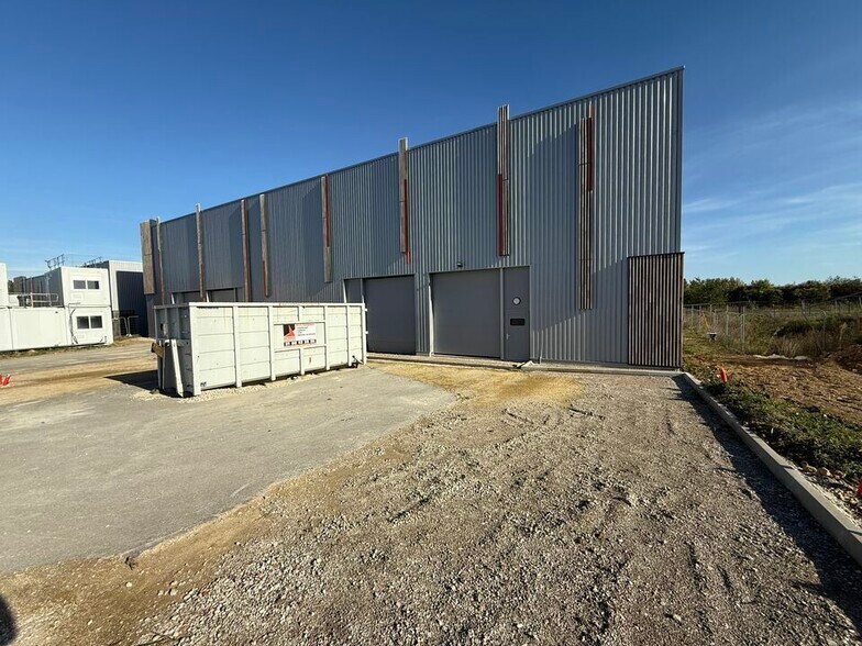 Flex in Louvres for lease - Building Photo - Image 2 of 12