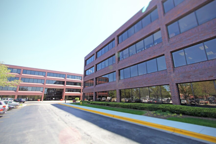 700 E Butterfield Rd, Lombard, IL à louer - Photo du bâtiment - Image 2 de 10
