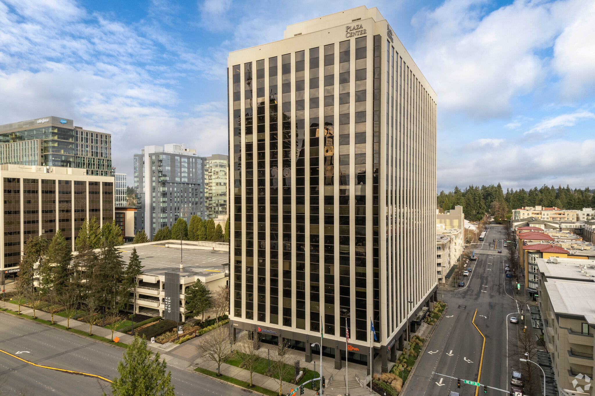 10900 NE 8th St, Bellevue, WA à louer Photo du bâtiment- Image 1 de 10