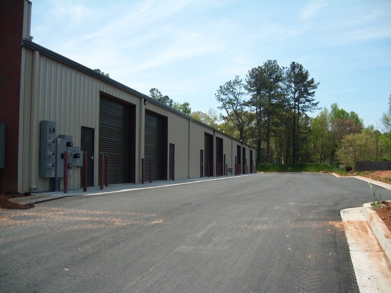 6065 Parkway North Dr, Cumming, GA for lease - Building Photo - Image 3 of 5