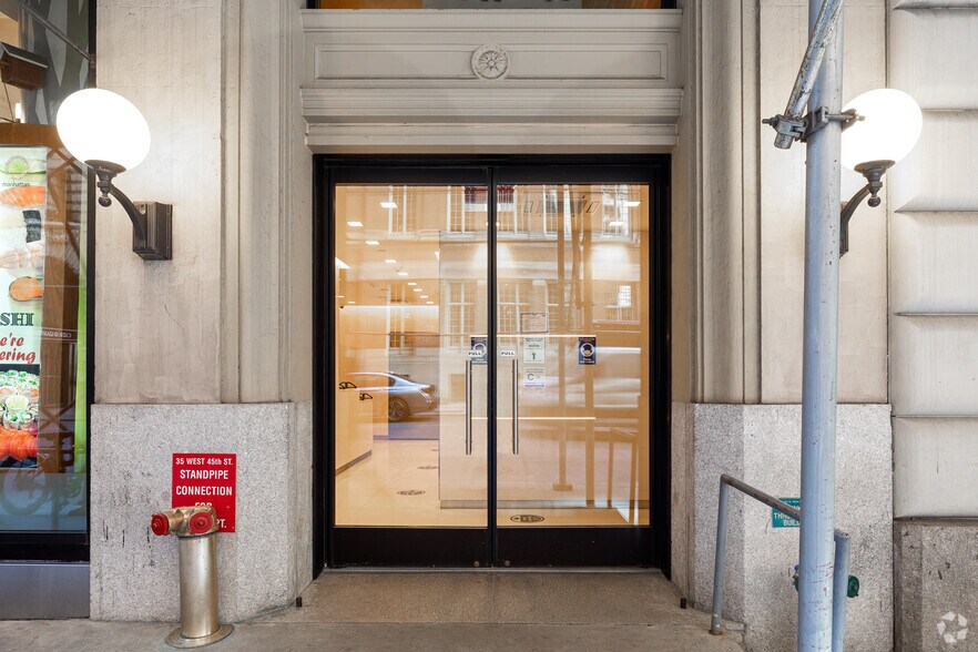 35 W 45th St, New York, NY à louer - Photo du bâtiment - Image 3 de 5