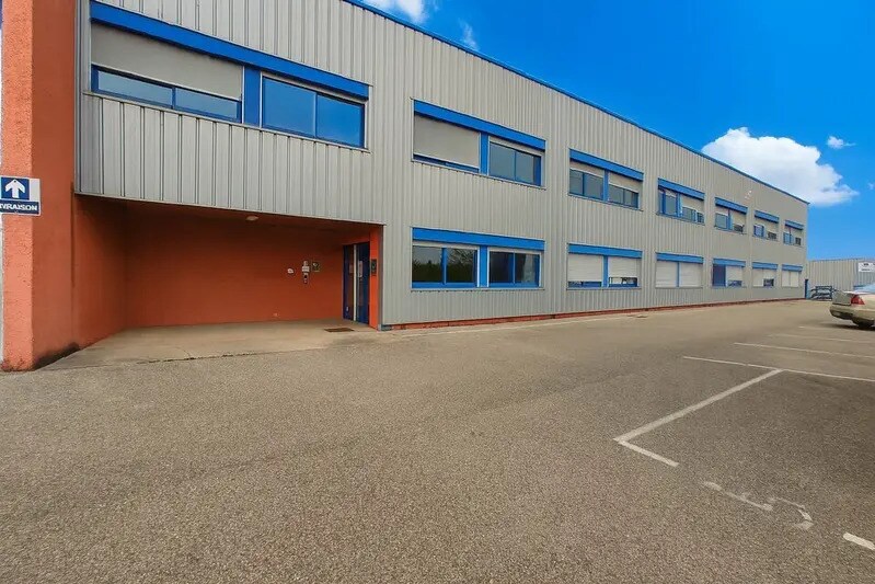 Local d'activités dans Vaulx-Milieu à vendre - Photo du bâtiment - Image 2 de 10