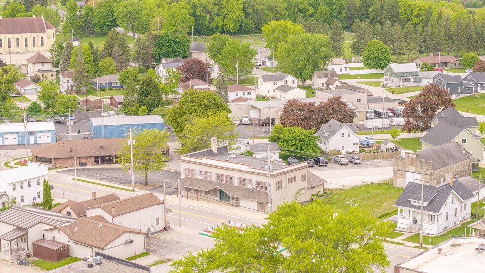 1302 Main st, Saint Cloud, WI à vendre - Photo du bâtiment - Image 2 de 31