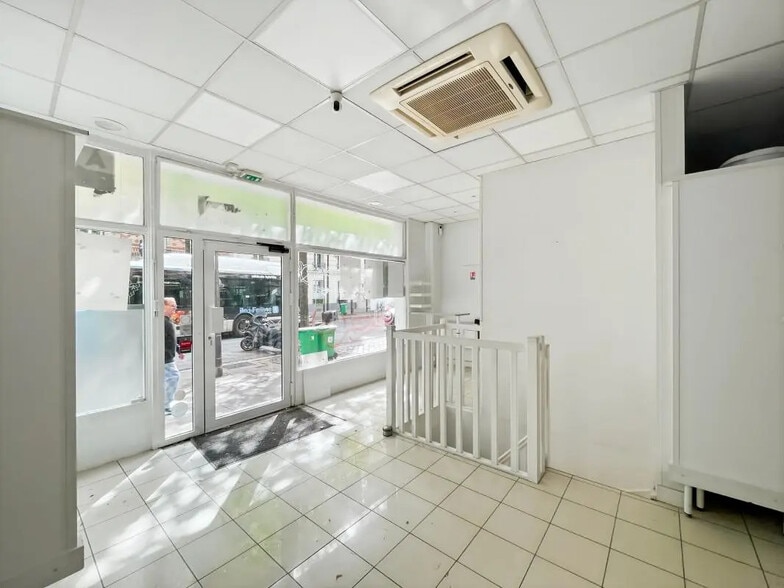 Retail in Paris for lease - Building Photo - Image 2 of 6