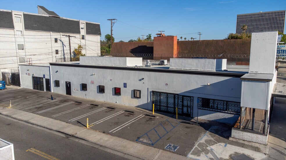 1327 N Main St, Santa Ana, CA à vendre - Photo du bâtiment - Image 2 de 17