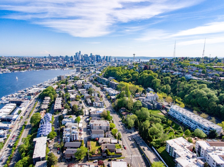 2121 Aurora Ave N, Seattle, WA for sale - Primary Photo - Image 1 of 4