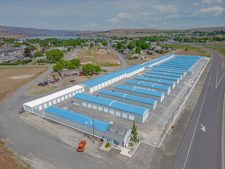 Yenney Storage 3-Property Portfolio portfolio of 3 properties for sale on LoopNet.ca - Building Photo - Image 1 of 6
