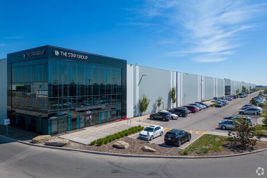 2626 Country Hills Blvd NE, Calgary, AB à louer - Photo du bâtiment - Image 2 de 5