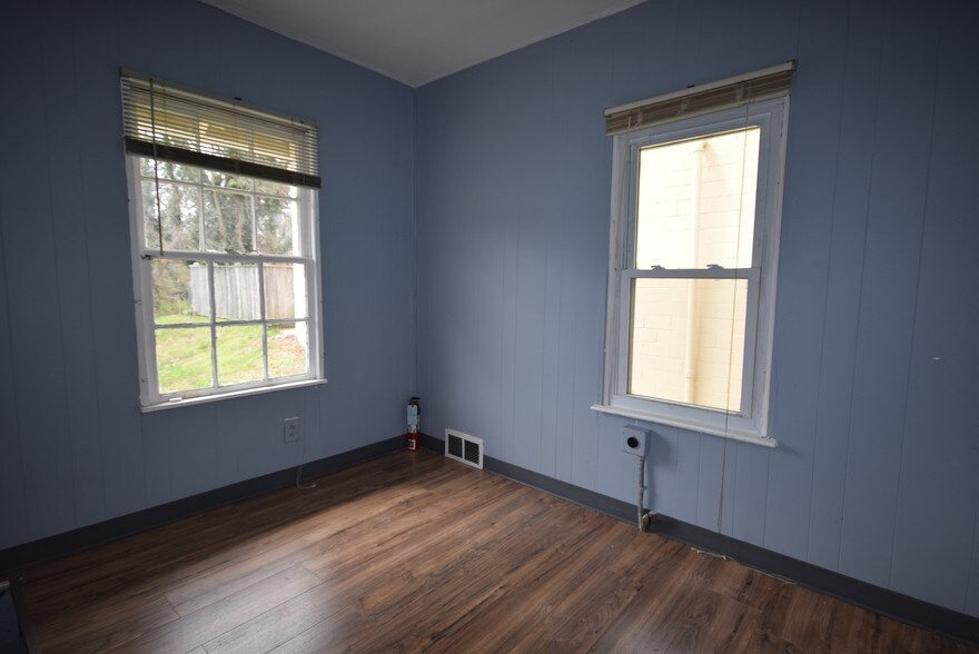 909 W Broad St, Falls Church, VA à vendre - Photo du bâtiment - Image 3 de 8