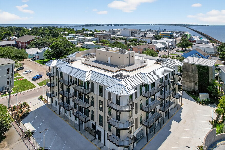 124 Court St, Bay Saint Louis, MS à vendre - Photo du bâtiment - Image 1 de 28