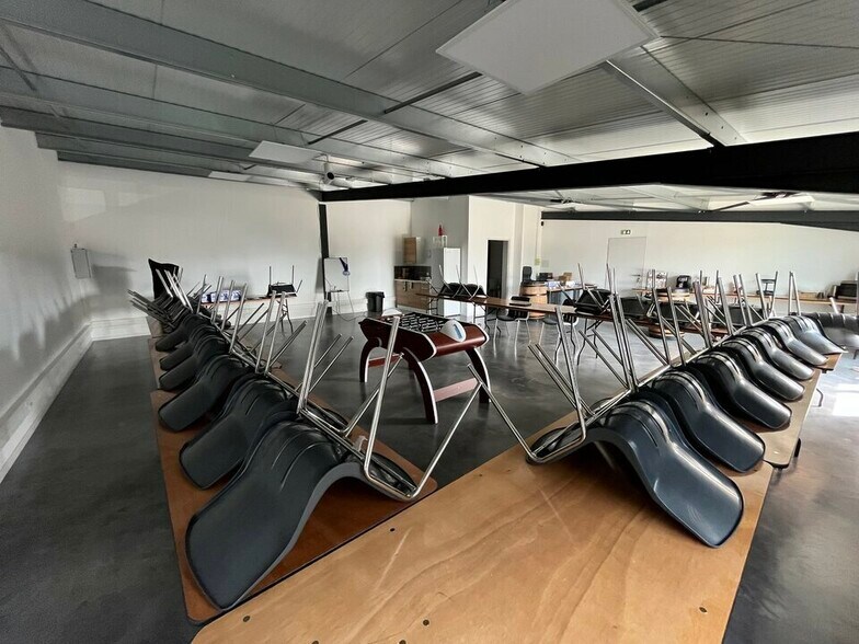 Office in Le Thor for lease - Interior Photo - Image 3 of 11