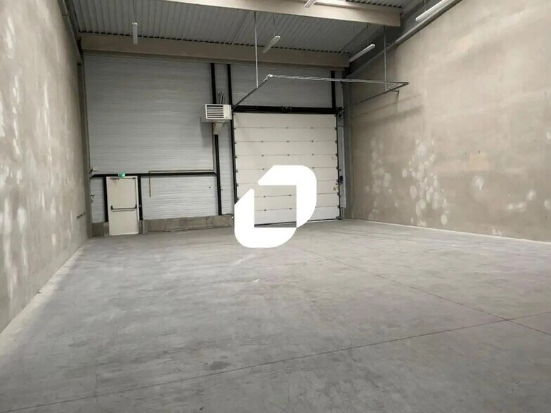 13 Rue De Savoie, Saint-Quentin-Fallavier à louer - Photo intérieure - Image 2 de 12