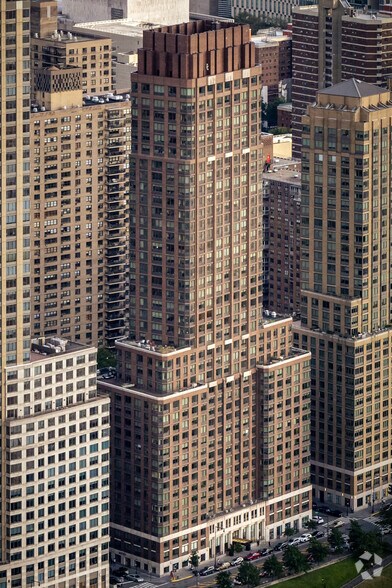 180-194 Riverside Blvd, New York, NY for lease - Primary Photo - Image 1 of 25