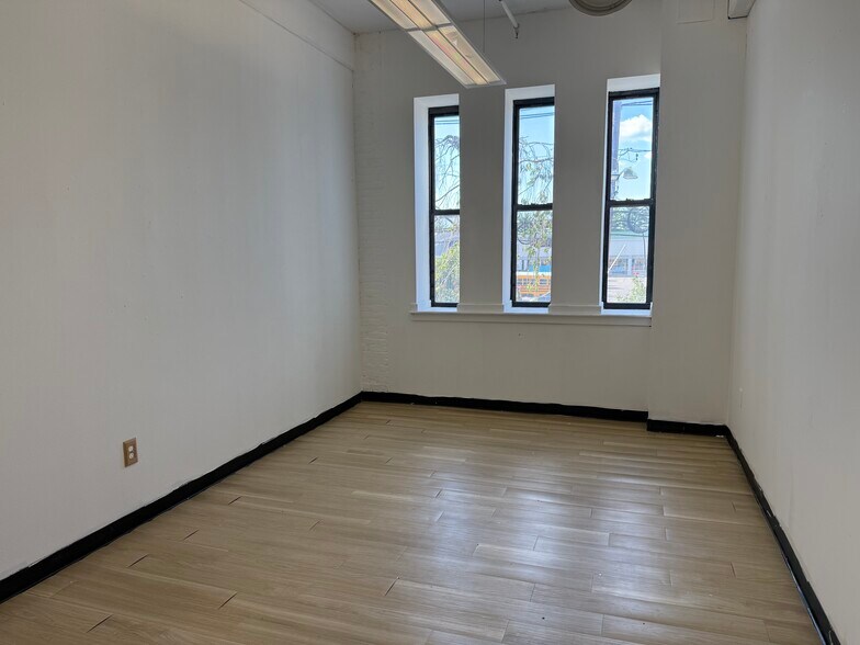 70 Outwater Ln, Garfield, NJ à louer - Photo du bâtiment - Image 3 de 8