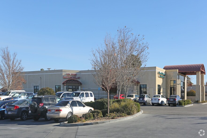 1753 W Avenue J, Lancaster, CA à louer - Photo du bâtiment - Image 2 de 26