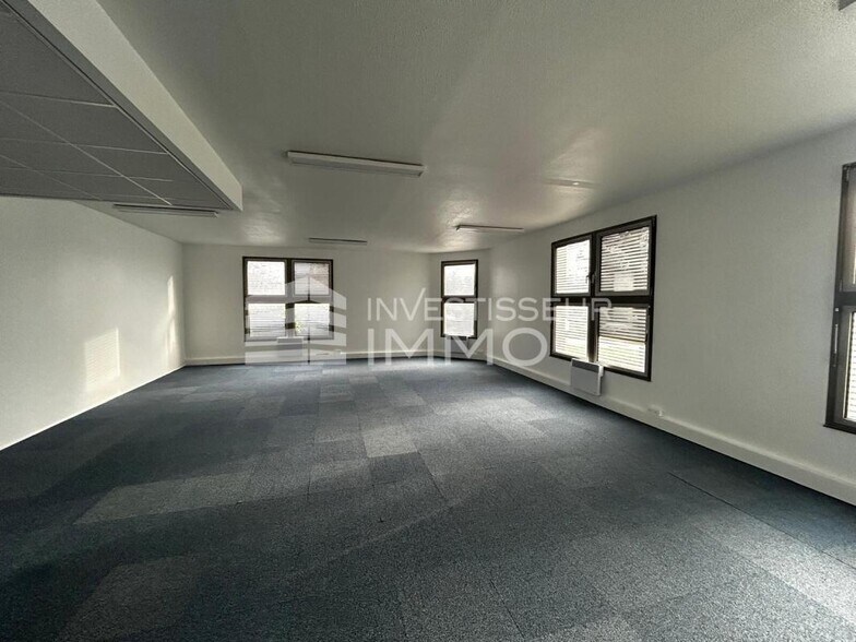 Bureau dans Torcy à vendre - Photo du bâtiment - Image 3 de 16