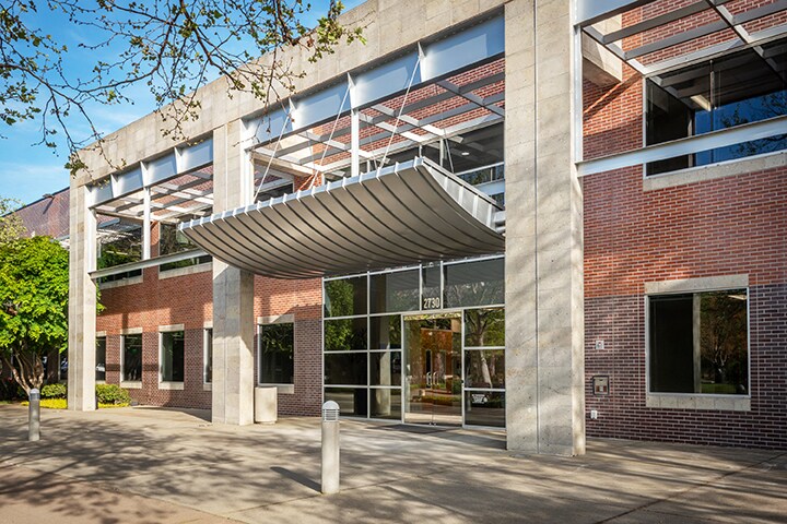 2730 Gateway Oaks Dr, Sacramento, CA à louer - Photo du bâtiment - Image 2 de 7