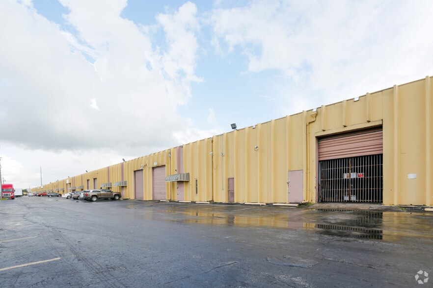 6301-6333 NW 74th Ave, Miami, FL à louer - Photo du bâtiment - Image 2 de 9