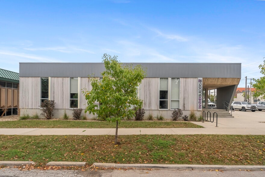 616 Clay St, Cedar Falls, IA à vendre - Photo du bâtiment - Image 2 de 11