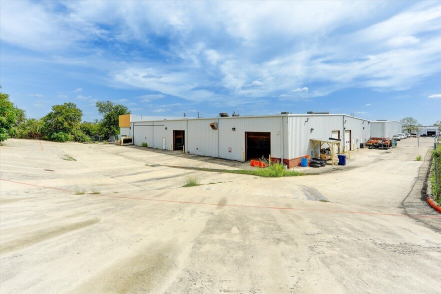 10630 Joseph Clayton Dr, Austin, TX à louer - Photo du bâtiment - Image 2 de 22