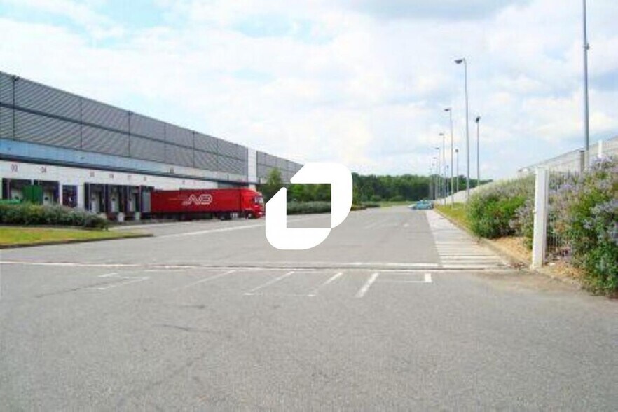 Industrial in Lieusaint for lease - Building Photo - Image 2 of 6