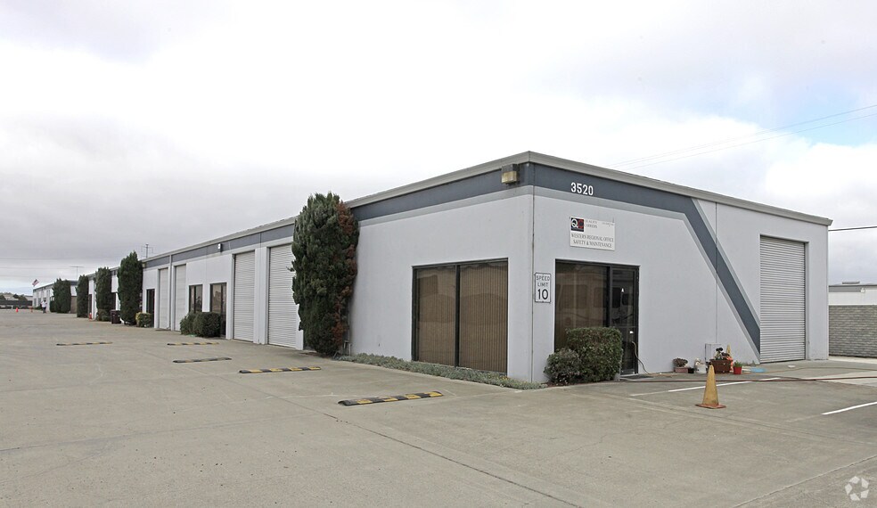 3508-3580 Depot Rd, Hayward, CA à louer - Photo du bâtiment - Image 2 de 4