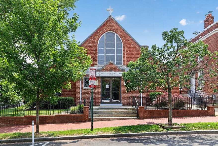 653 11th St NE, Washington, DC à vendre - Photo du bâtiment - Image 1 de 23