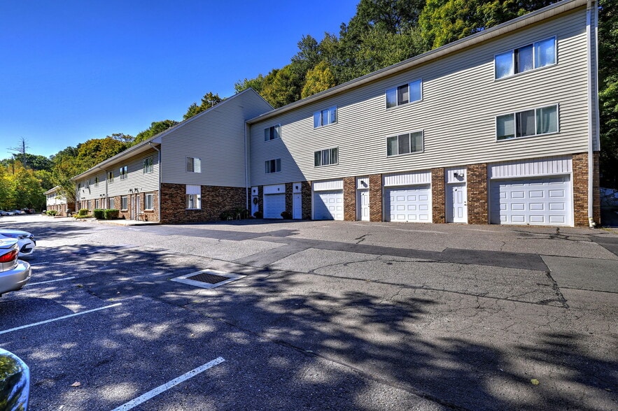 Oakbridge Management Properties portfolio of 4 properties for sale on LoopNet.ca - Building Photo - Image 2 of 11