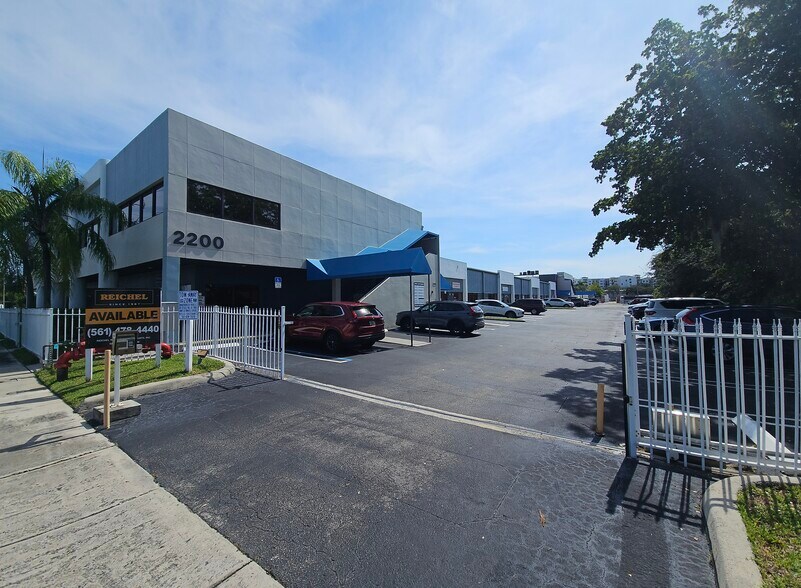 2200 N Florida Mango Rd, West Palm Beach, FL à louer - Photo du bâtiment - Image 2 de 4