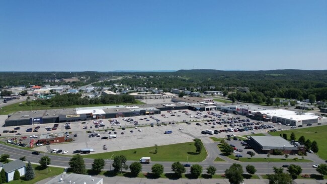 Plus de détails pour 705 Av Du Pont N, Alma, QC - Médical, Commerce de détail à louer