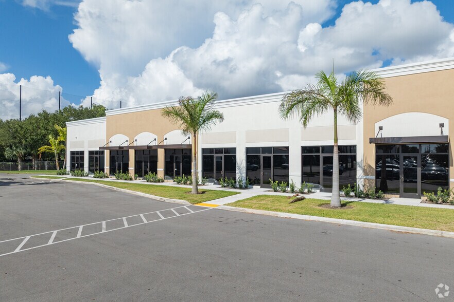 5335 N Military Trl, West Palm Beach, FL à louer - Photo du bâtiment - Image 3 de 23
