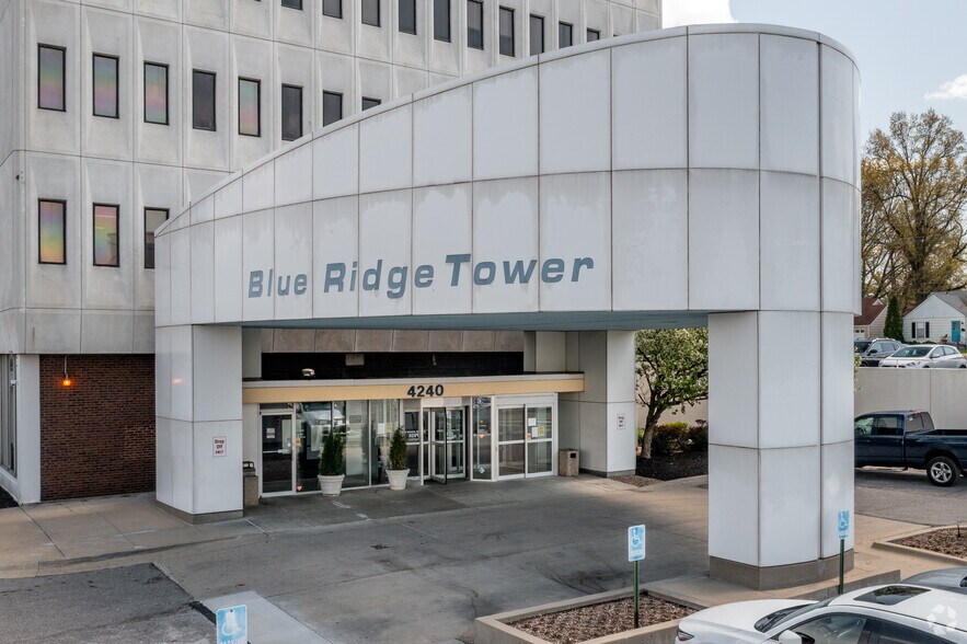 4240 Blue Ridge Blvd, Kansas City, MO à louer - Photo du bâtiment - Image 3 de 14