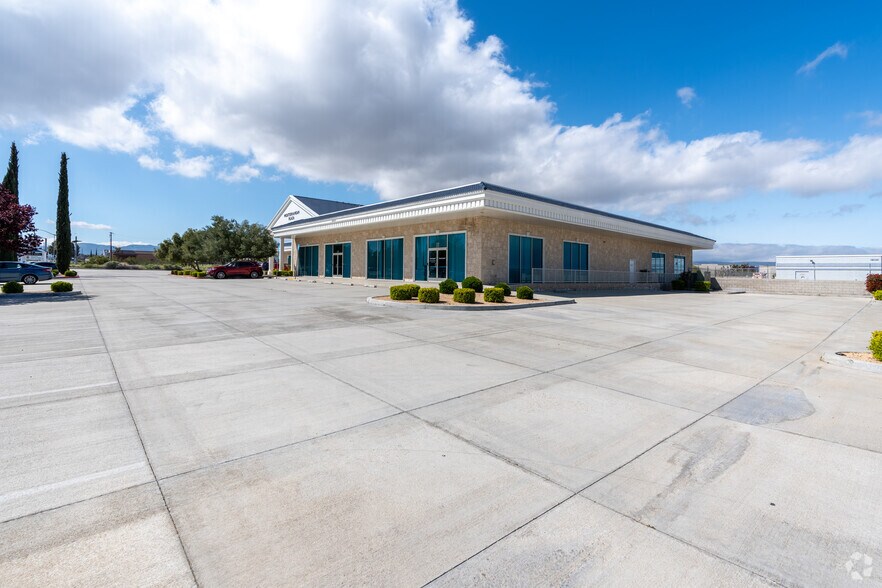 42455 10th St W, Lancaster, CA à louer - Photo du bâtiment - Image 3 de 7