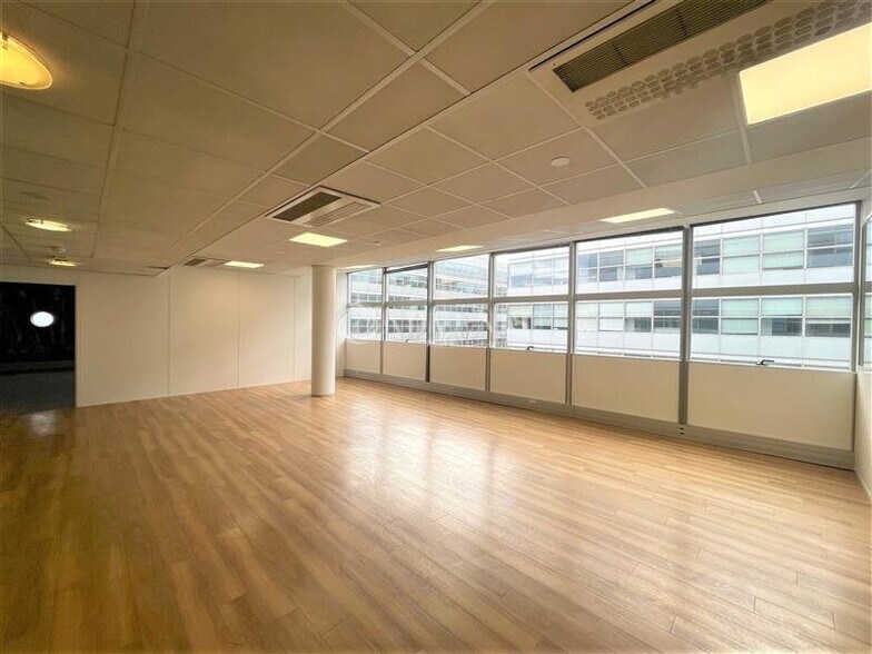 Office in Pantin for lease - Building Photo - Image 3 of 7