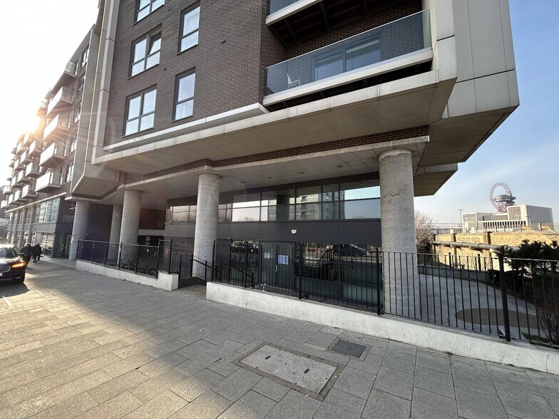 80-82 High St, Londres à louer - Photo du bâtiment - Image 2 de 2