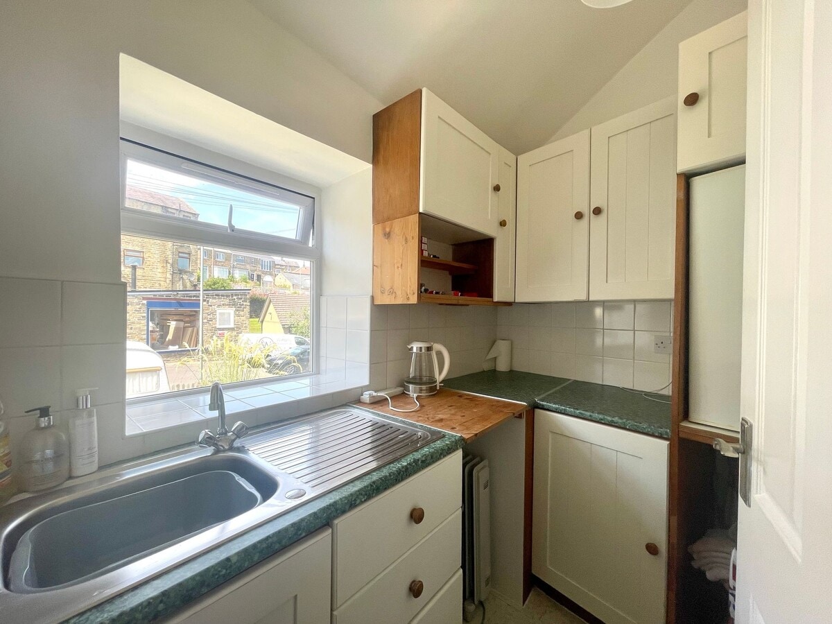 334-334A Meltham Rd, Huddersfield, WYK HD4 7EX - Unit 334a -  - Interior Photo - Image 2 of 10